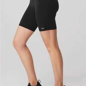 ALO YOGA BIKER SHORTS